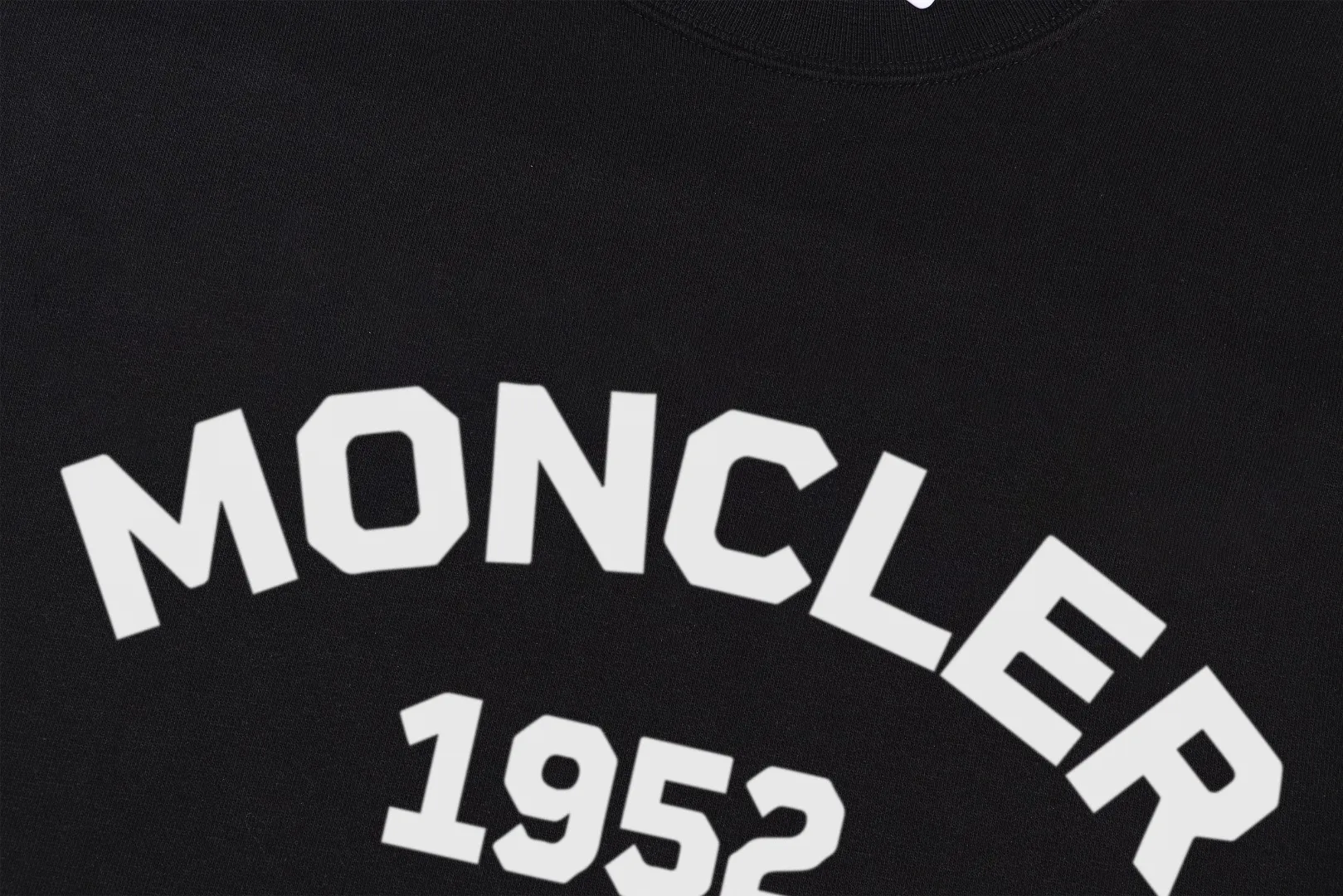 📦 📦 【 In Stock】 〖 𝐌𝐎𝐍𝐂𝐋𝐄𝐑~ 〗 440g 2025 T ， ， Premium Breathable Same Style ：Black White Size：S M L XL 2XL